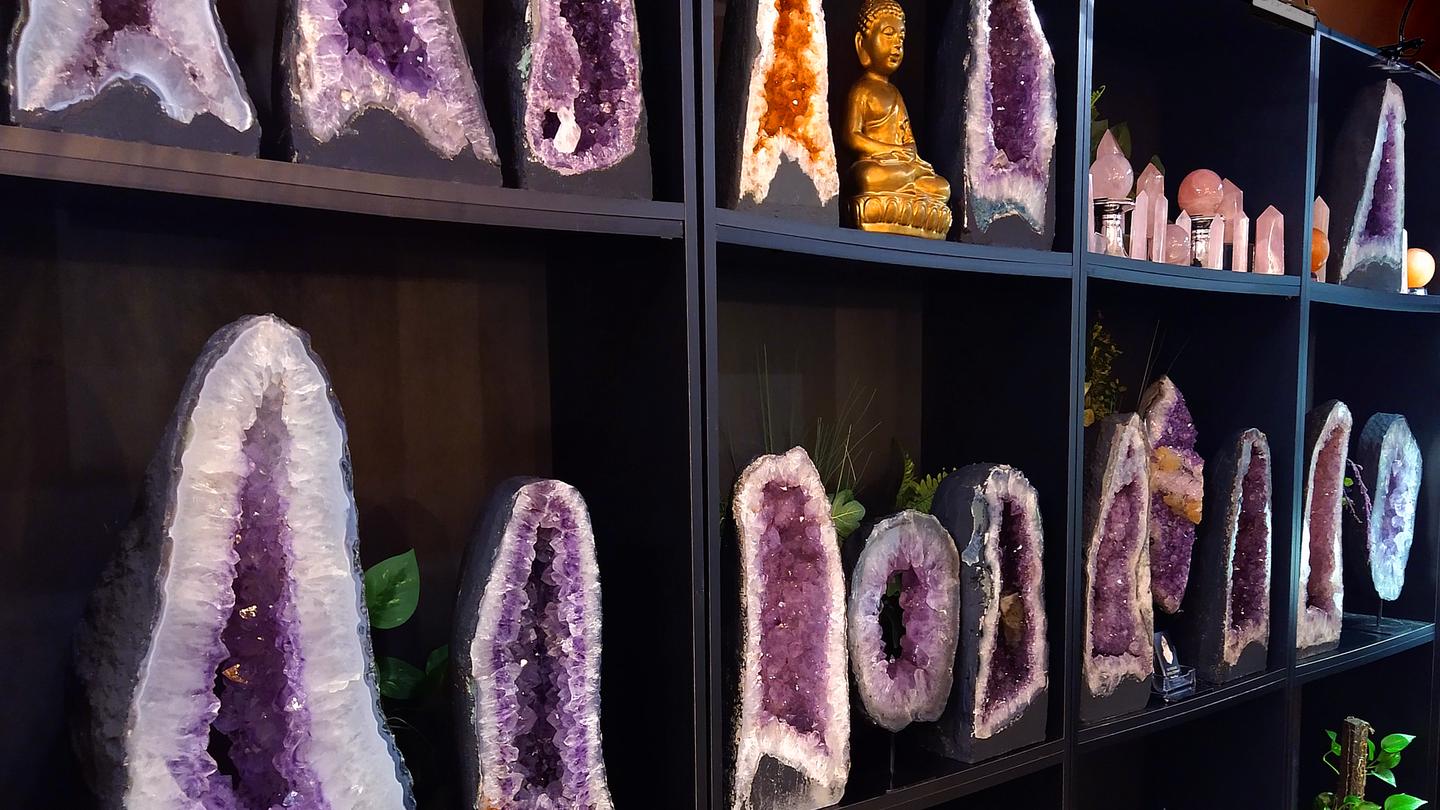 Shelves of geodes